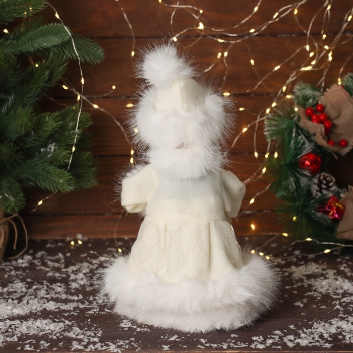 Снегурочка  Снегурочка "В пушистой шубке, с фонариком" двигается, с подсветкой,  30х18 см, молочный