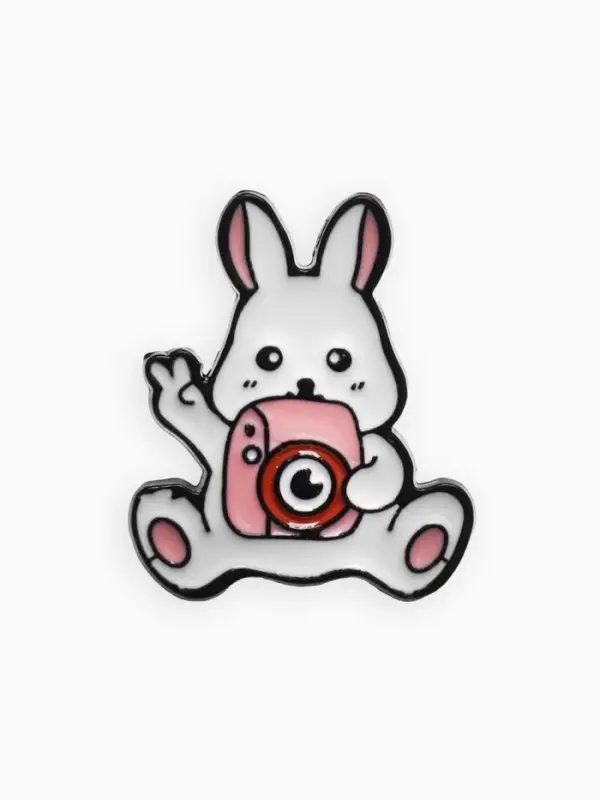 Значок «Зайка» с камерой, цвет бело-розовый в чёрном металле