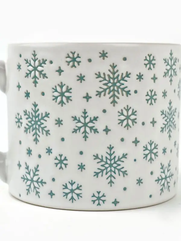Кружка новогодняя керамическая &laquo;Снежинки&raquo;, 320 мл, ручная работа