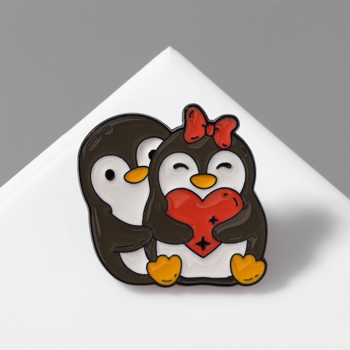 Значок Значок "Пингвинята" парочка, цветной в чёрном металле