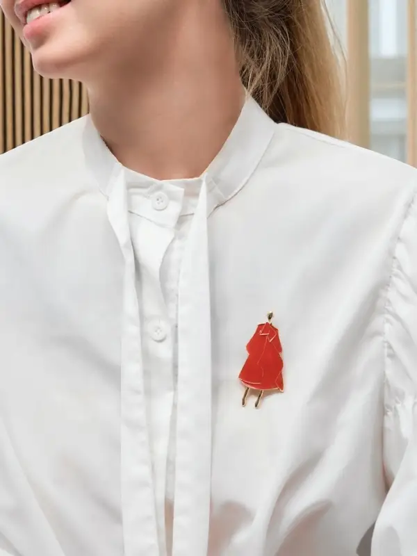 Брошь &laquo;Дама в пальто&raquo;, эмаль, красная в золоте