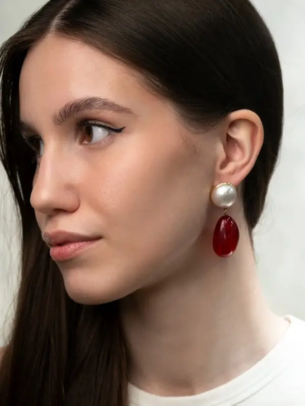 Серьги акрил с жемчугом &laquo;Капля&raquo;, бордово-белые в золоте