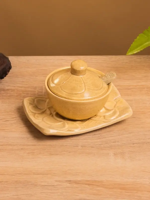 Соусник с крышкой на подставке «Классика», 11×8×7 см, керамика, бежевый Соусник с крышкой на подставке «Классика», 11×8×7 см, керамика, бежевый