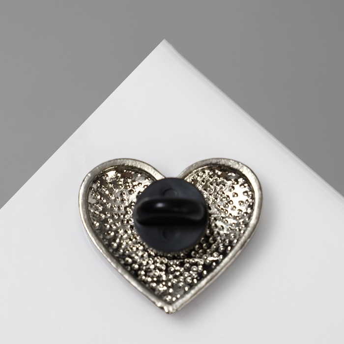 Значок «Россия» в сердце, цветной в серебре Значок «Россия» в сердце, цветной в серебре