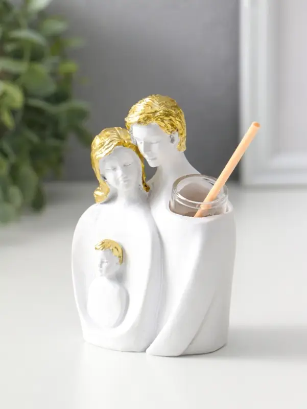 Аромадиффузор полистоун с палочками "Родители с ребёнком" белый с золотом 4,3х8х11 см