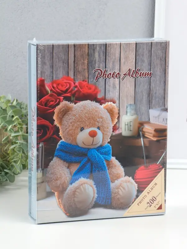 Фотоальбом на 200 фото 13х18 см "Медведь в синем шарфе и розы" в коробке 5,5х23,5х29,5 см