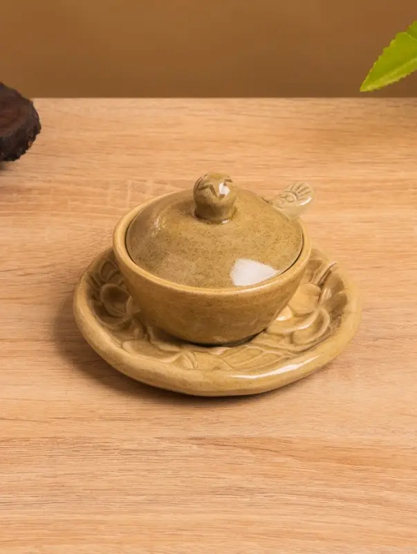 Соусник с крышкой на подставке Соусник с крышкой на подставке "Флора" керамика, цв. бежевый, 11х11х7 см