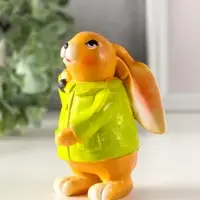 Сувенир полистоун "Зайчик с лопатой, в зелёном пальто" 6х7,5х9,5 см Сувенир полистоун "Зайчик с лопатой, в зелёном пальто" 6х7,5х9,5 см