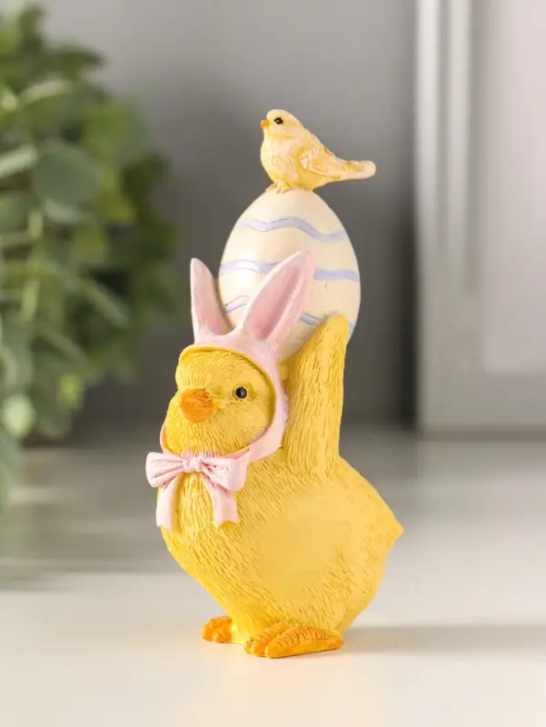 Сувенир полистоун "Цыплёнок в розовой шапке с заячьими ушками несёт яичко" 10,5 см