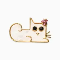 Брошь перламутровый "Котёнок" с цветочком, цвет белый в золоте