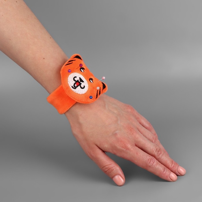 Игольница на браслете «Тигра», 23 × 6,5 см, цвет оранжевый Игольница на браслете «Тигра», 23 × 6,5 см, цвет оранжевый