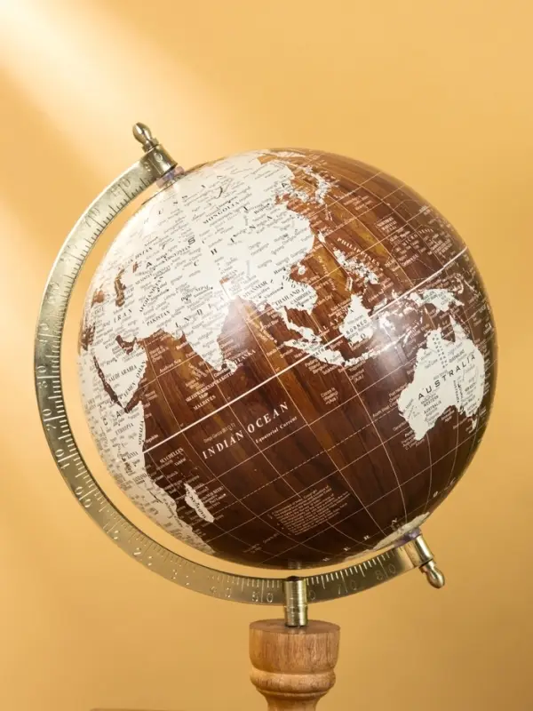 Глобус сувенирный 23х20х39 см, подставка дерево Глобус сувенирный 23х20х39 см, подставка дерево