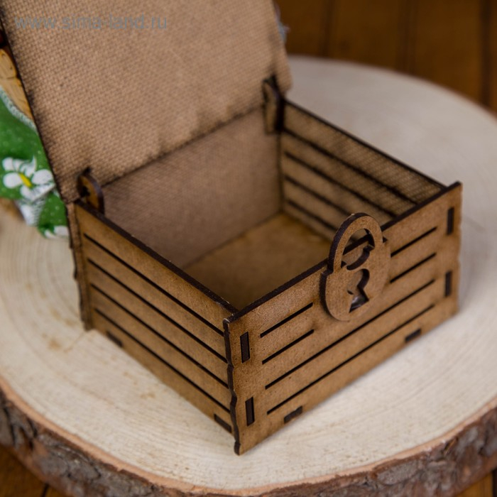 Оберег-домовой Оберег-домовой "Славуся в льняном колпаке, на сундуке с сердцем", средний, микс