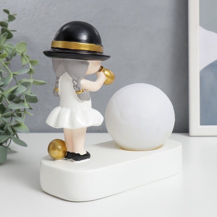 Сувенир полистоун свет  Сувенир полистоун свет "Малышка в чёрной шляпке, с золотым пузырём у шара" 16,5х8х16 см