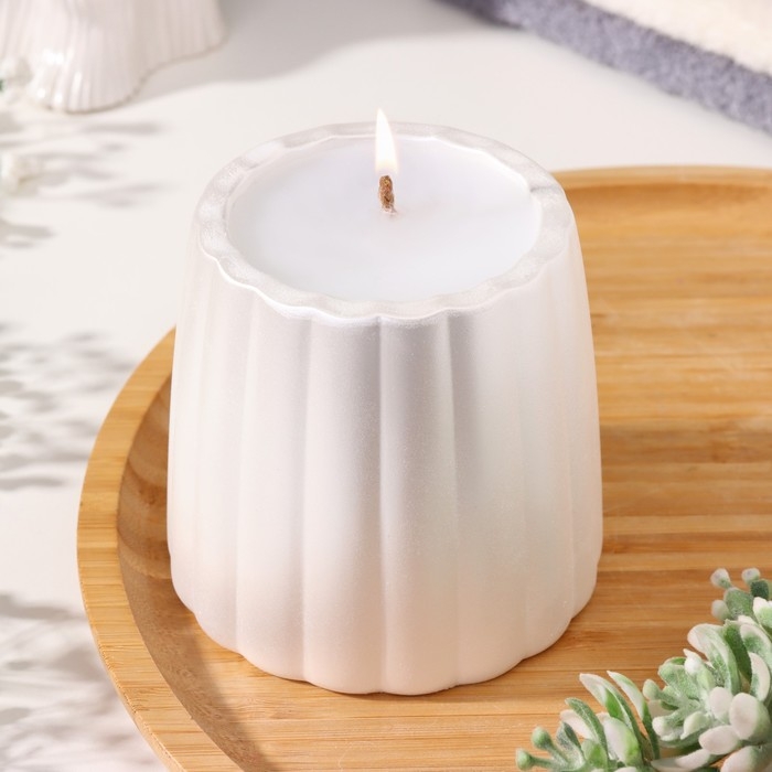 Свеча в подсвечнике из гипса с гладкими гранями, 9,5х9см, белый перламутр Свеча в подсвечнике из гипса с гладкими гранями, 9,5х9см, белый перламутр