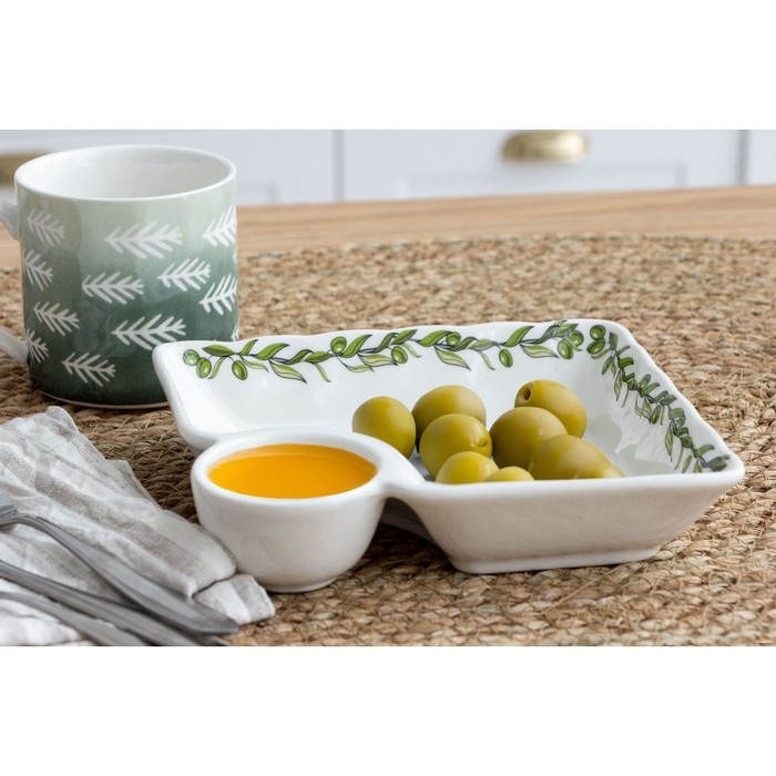 Блюдо керамическое с соусником «Оливки», 18.6 х 17.5 х 4 см, цвет белый Блюдо керамическое с соусником «Оливки», 18.6 х 17.5 х 4 см, цвет белый