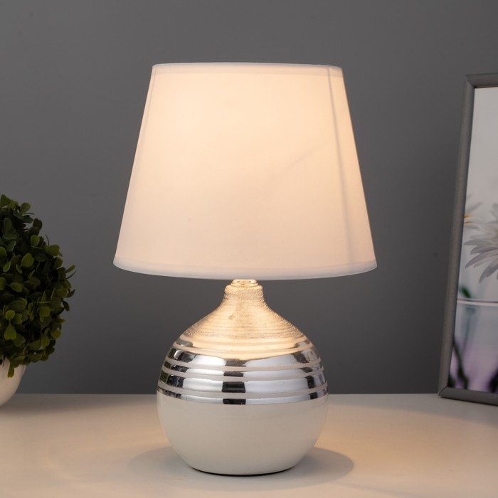 Настольная лампа Элегия Е14 40Вт бело-серебристый 20х20х31 см RISALUX Настольная лампа Элегия Е14 40Вт бело-серебристый 20х20х31 см RISALUX