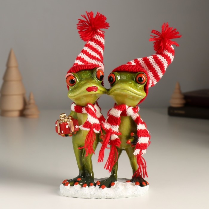Сувенир полистоун лак Сувенир полистоун лак "Две лягухи в шапочках и шарфиках с подарком" 10,5х5,5х19 см