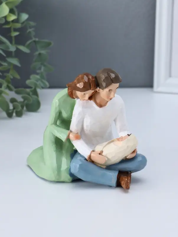 Сувенир полистоун "Молодые родители с малышом" 6,8х13,5х11,5 см