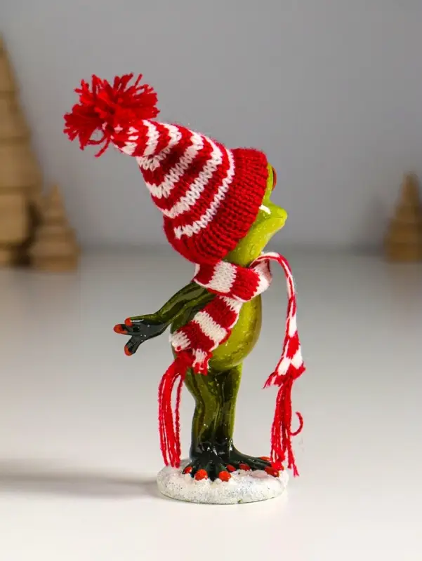 Фигурка полистоун лак &laquo;Лягуха в шапочке и шарфике готовится упасть в снег&raquo;, 8.2&times;6.5&times;18 см