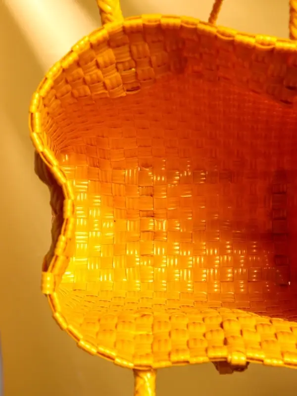 Сумка плетёная пластиковая 23х11х30 см, цв. жёлтый Сумка плетёная пластиковая 23х11х30 см, цв. жёлтый