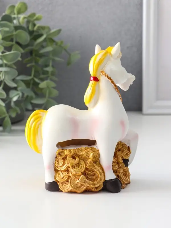 Копилка полистоун Копилка полистоун "Лошадка с ожерельем на золотых монетах" 10,5х5,5х12,8 см
