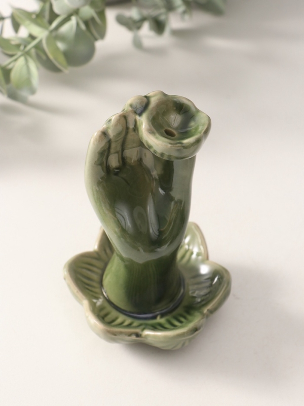 Подставка для благовоний керамика "Цветок в руке" 7,5х7,5х10,5 см