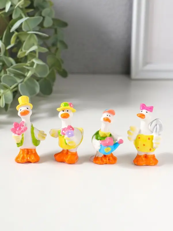 Сувенир полистоун "Гусятки в ярких нарядах" набор 4 шт 2,5х2,5х5,5 см