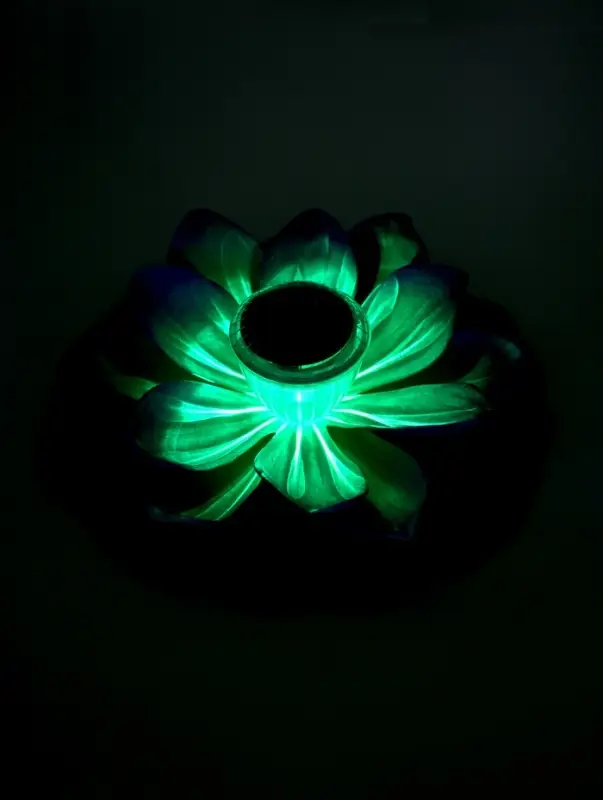 Садовый светильник для водоемов 28 х 28 х 9 см на солнечной бат-е Садовый светильник для водоемов 28 х 28 х 9 см на солнечной бат-е "Лотос" фиол-ый N010