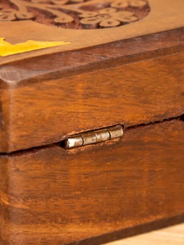 Шкатулка квадратная  с замочком латунь 10х10х6 см, дерево шишам Шкатулка квадратная  с замочком латунь 10х10х6 см, дерево шишам