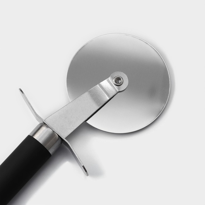 Нож для пиццы и теста Доляна «Нео», 20 см, ручка soft - touch, цвет чёрный Нож для пиццы и теста Доляна «Нео», 20 см, ручка soft - touch, цвет чёрный