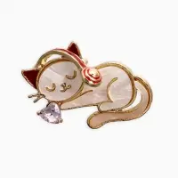 Брошь перламутровый "Котёнок" в наушниках, цвет белый в золоте