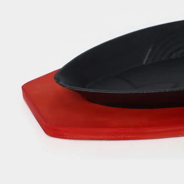 Сковорода чугунная на деревянной подставке «Рыбка», 30×13×3 см, цвет чёрный Сковорода чугунная на деревянной подставке «Рыбка», 30×13×3 см, цвет чёрный