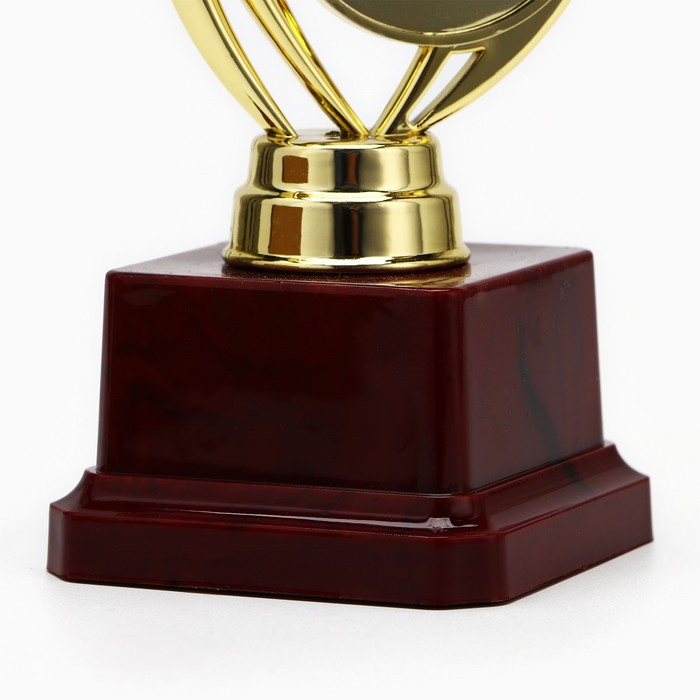 Наградная фигура «Человек со звездой», золото, подставка пластик красная, 17 х 6,5 х 6,5 см.