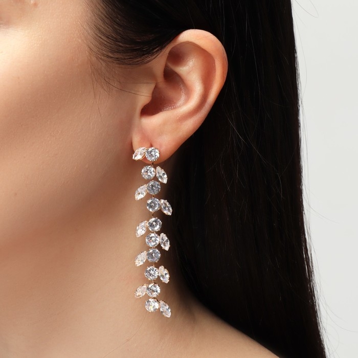 Серьги висячие со стразами «Гроздь» с листьями, цвет белый в золоте, 8 см