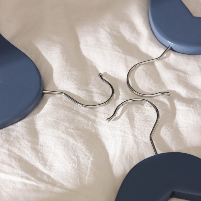 Плечики - вешалки для одежды LaDо́m Brillant, 44,5×23×1,2 см, 3 шт, деревянные, широкие плечики, цвет синий Плечики - вешалки для одежды LaDо́m Brillant, 44,5×23×1,2 см, 3 шт, деревянные, широкие плечики, цвет синий