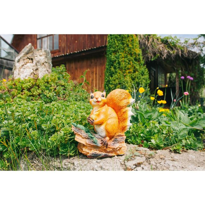 Садовая фигура  Садовая фигура "Белочка с орешком на пне" 25х12х23см