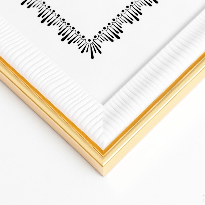 Фоторамка пластик формат А4 Фоторамка пластик формат А4 "Неровные полоски" белая с золотой обводкой 32,6х24 см