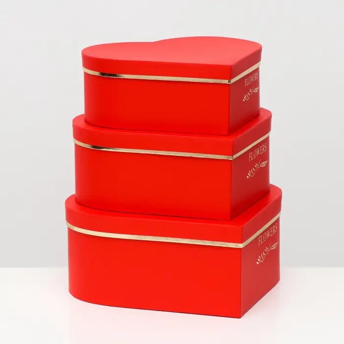 Набор подарочных коробок сердце 3 в 1, красный с тиснением, 28.5&times;26&times;11 - 23.5&times;21&times;8.5 см