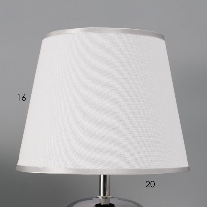 Настольная лампа с абажуром RISALUX «Роса», 1×40 Вт, Е27, белый/хром, 20×20×32 см Настольная лампа с абажуром RISALUX «Роса», 1×40 Вт, Е27, белый/хром, 20×20×32 см