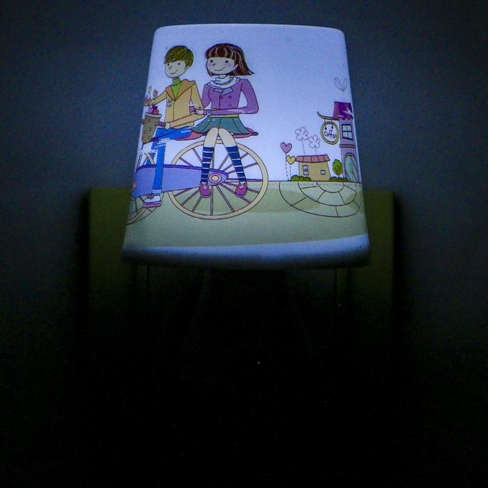 Ночник пластик датчик света "Качели" LED МИКС 5,8х7х10,5 см RISALUX