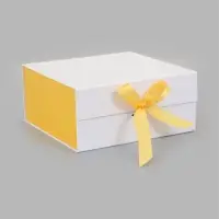 Коробка подарочная на магните с бантом, 26&times;26&times;12 см, самосборная, бело-золотая