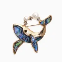 Брошь «Кит галиотис», зелёная в золоте Брошь «Кит галиотис», зелёная в золоте