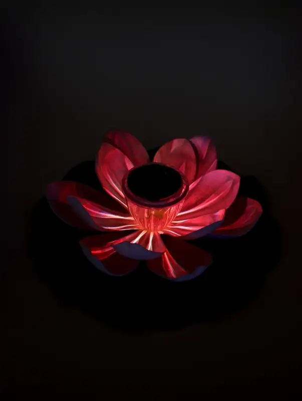 Садовый светильник для водоемов 28 х 28 х 9 см на солнечной бат-е Садовый светильник для водоемов 28 х 28 х 9 см на солнечной бат-е "Лотос" бел N011