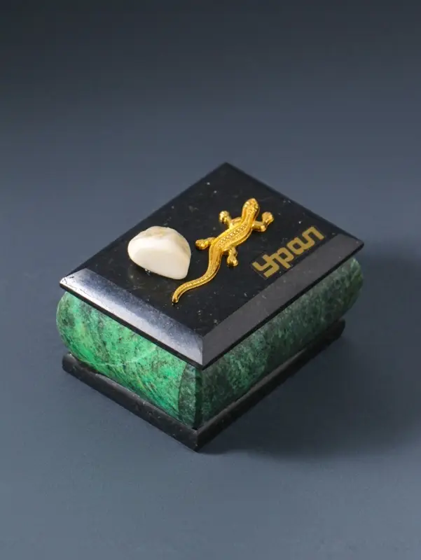 Шкатулка для украшений &laquo;Урал&raquo; прямоугольная, змеевик, с декоративным камнем, 7.5&times;5.5&times;5.5 см