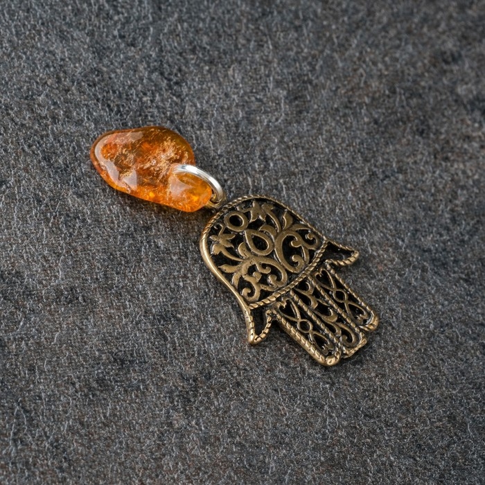 Брелок-талисман  Брелок-талисман "Хамса", натуральный янтарь