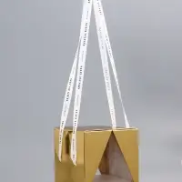 Коробка под бенто - торт с ленточками, золотая, 15.5&times;15.5&times;16 см