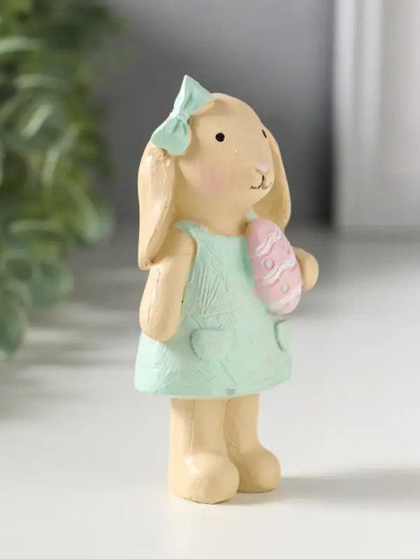 Сувенир полистоун "Зайка в платьице, с пасхальным яичком" 4,8х2,8х10 см