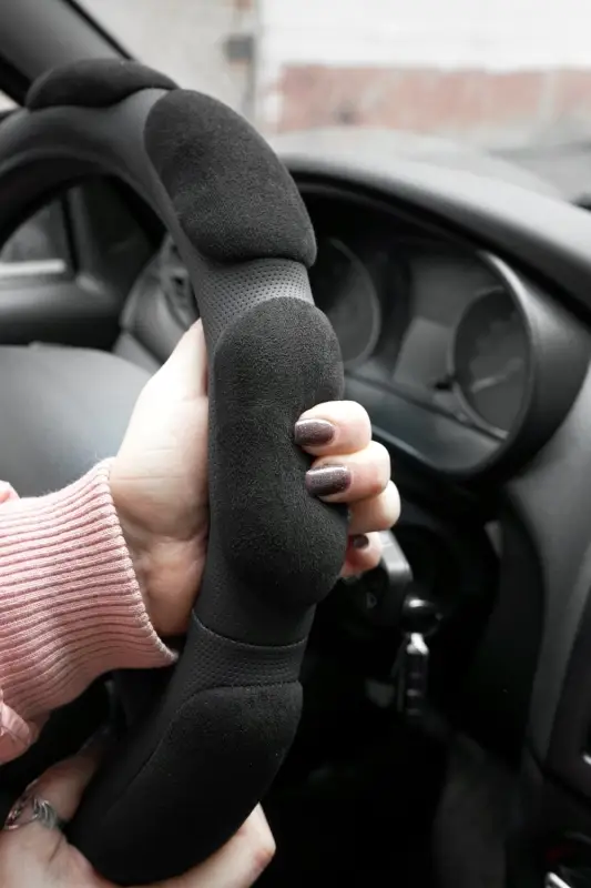 Спонжевая оплетка руля AVS SP-526M-B ( размер M, черный) 10 подушечек - Серия "Sponge"