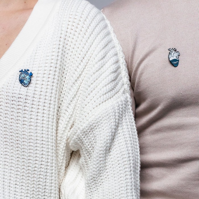 Значки-неразлучники «Сердца» бэст фрэндс, цвет бело-голубой в чёрном металле Значки-неразлучники «Сердца» бэст фрэндс, цвет бело-голубой в чёрном металле